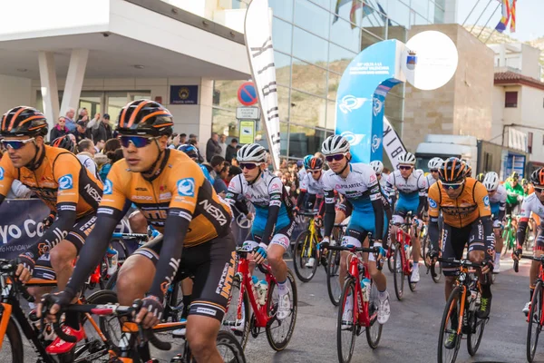 OROPESA DEL MAR, ESPAGNE - 31 JANVIER 2018 : Les cyclistes participent à la course cycliste de départ à La Vuelta le 31 janvier 2018 à Oropesa Del Mar, Espagne — Photo