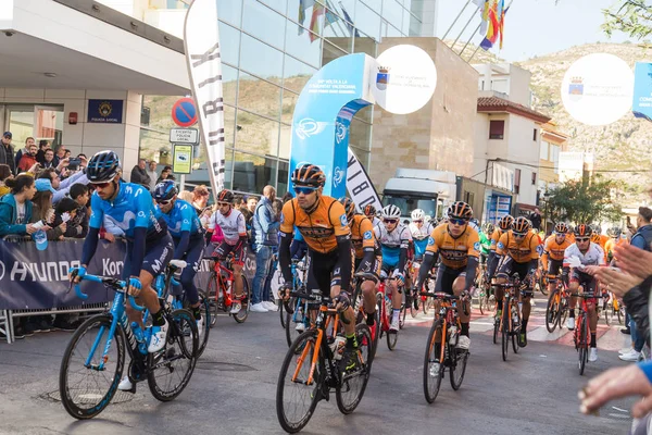 Προορισμό Oropesa Del Mar, Ισπανία - 31 Ιανουαρίου 2018: Ποδηλάτες που συμμετέχουν στον αγώνα ποδηλάτων έναρξη στο La Vuelta στις 31 Ιανουαρίου 2018 στον προορισμό Oropesa Del Mar, Ισπανία — Φωτογραφία Αρχείου
