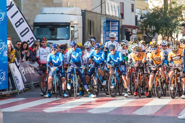 OROPESA DEL MAR, ESPAGNE - 31 JANVIER 2018 : Les cyclistes participent à la course cycliste de départ à La Vuelta le 31 janvier 2018 à Oropesa Del Mar, Espagne — Photo