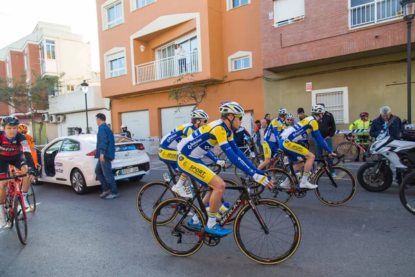 オロペサ デル マル、スペイン - 2018 年 1 月 31 日: 自転車は、2018 年 1 月 31 日オロペサ デル マール、スペインでのラ ブエルタで開始自転車レースに参加します。 — ストック写真