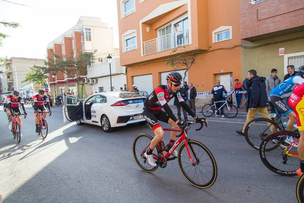 Oropesa Del Mar, Spanien - 31 januari 2018: Cyklister delta i start cykel race i La Vuelta på 31 januari 2018 i Oropesa Del Mar, Spanien — Stockfoto