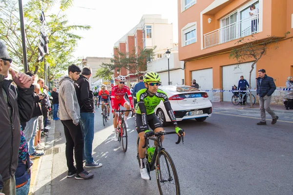 オロペサ デル マル、スペイン - 2018 年 1 月 31 日: 自転車は、2018 年 1 月 31 日オロペサ デル マール、スペインでのラ ブエルタで開始自転車レースに参加します。 — ストック写真