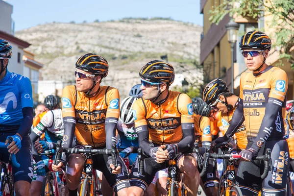 OROPESA DEL MAR, ESPAGNE - 31 JANVIER 2018 : Les cyclistes participent à la course cycliste de départ à La Vuelta le 31 janvier 2018 à Oropesa Del Mar, Espagne — Photo