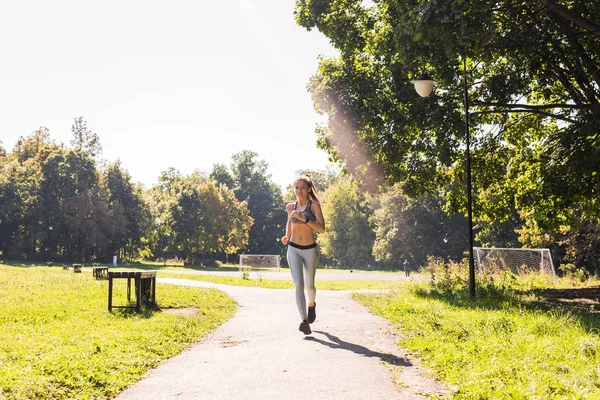 Estilo de vida saludable joven fitness mujer corriendo al aire libre — Foto de Stock