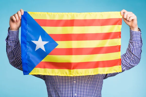 Homem com bandeira pró-independência. Referendo para a separação da Catalunha da Espanha Conceito — Fotografia de Stock