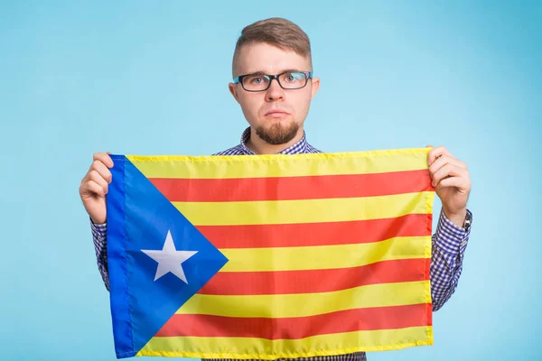 Homem com bandeira pró-independência. Referendo para a separação da Catalunha da Espanha Conceito — Fotografia de Stock