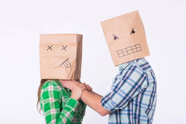 Насилие над женщиной. Агрессивный мужчина с мешком на голове душит свою женщину. Негативные отношения в партнерстве . — стоковое фото
