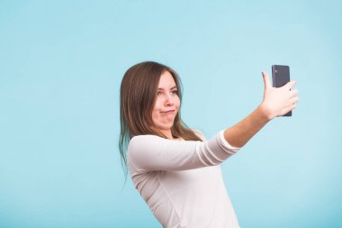 Nisan bir gün kavramı - aptal çılgın kadın selfie olun. mutlu ifade