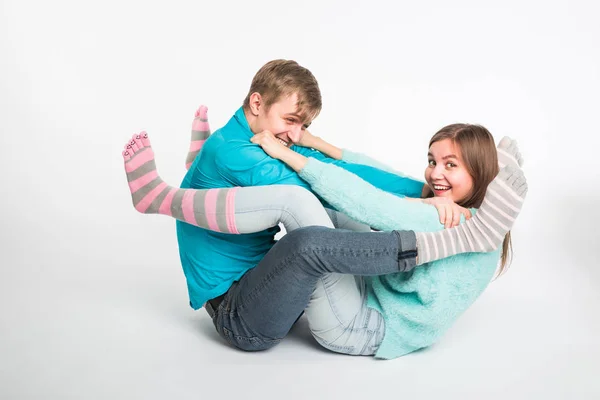 Šťastný pár baví a blbnout. Radostný muž a žena mají pěkný čas. Dobrý vztah a valentines day koncept — Stock fotografie