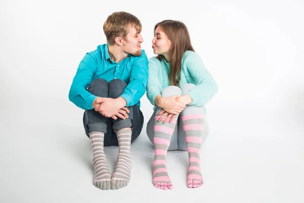 Casal feliz se divertindo e brincando. Um homem e uma mulher alegres divirtam-se. Bom relacionamento e conceito dia dos namorados — Fotografia de Stock