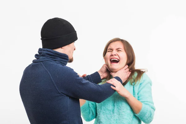 Frau Opfer von Gewalt und Missbrauch. Krimineller Mann schlägt Frau vor weißem Hintergrund — Stockfoto