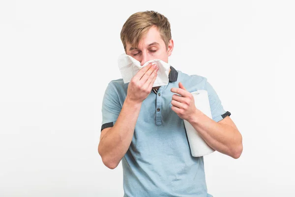 Jonge man heeft een loopneus op witte achtergrond — Stockfoto