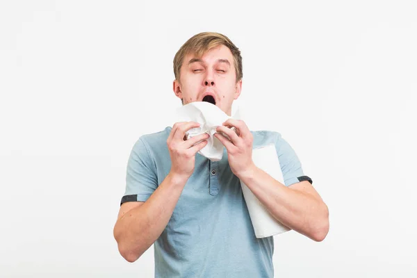 Человек, чихающий на белом фоне — стоковое фото