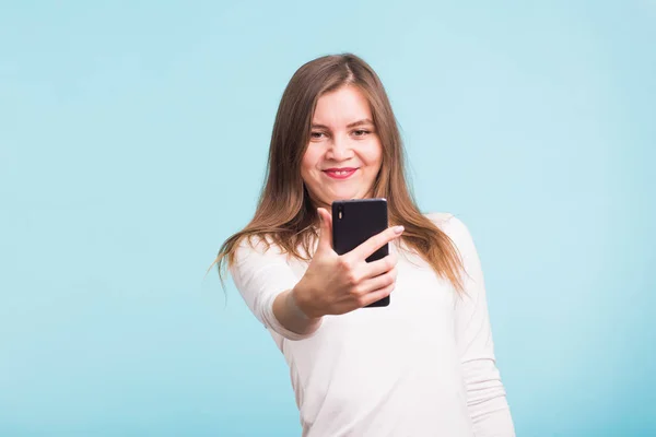 El concepto del día de los tontos de abril - la mujer loca tonta hace selfie. expresión feliz —  Fotos de Stock