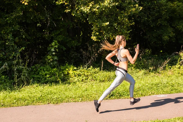 Estilo de vida saudável jovem mulher fitness correndo ao ar livre — Fotografia de Stock