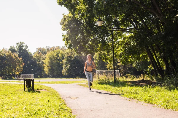 Gezonde levensstijl jonge fitness vrouw uitgevoerd buiten — Stockfoto