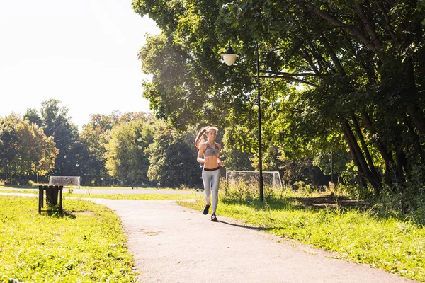 Gezonde levensstijl jonge fitness vrouw uitgevoerd buiten — Stockfoto