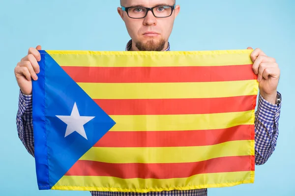 Homem com bandeira pró-independência. Referendo para a separação da Catalunha da Espanha Conceito — Fotografia de Stock