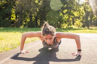 Uygun kadın parkta şınav.