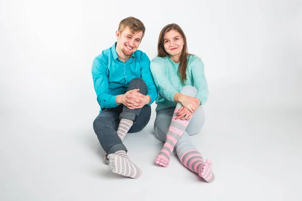 Pareja feliz divirtiéndose y tonteando. Hombre y mujer alegres pasar un buen rato. Buena relación y concepto de día de San Valentín — Foto de Stock