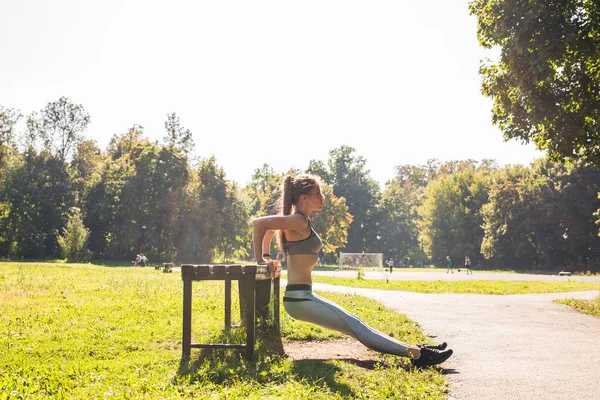 Sport, fitness en oefening levensstijl concept - vrouw doen buiten sport. — Stockfoto