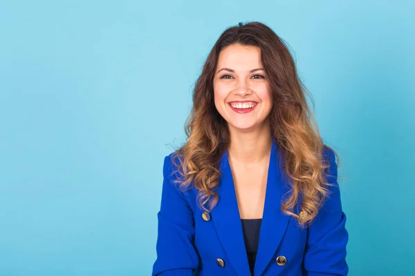 Gros plan portrait d'une belle jeune femme souriante sur fond bleu — Photo