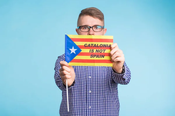 支持独立旗帜的人。对加泰罗尼亚与西班牙分离概念的公投 — 图库照片