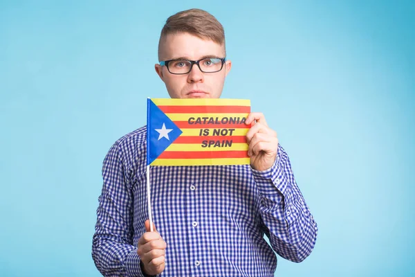 Homem com bandeira pró-independência. Referendo para a separação da Catalunha da Espanha Conceito — Fotografia de Stock