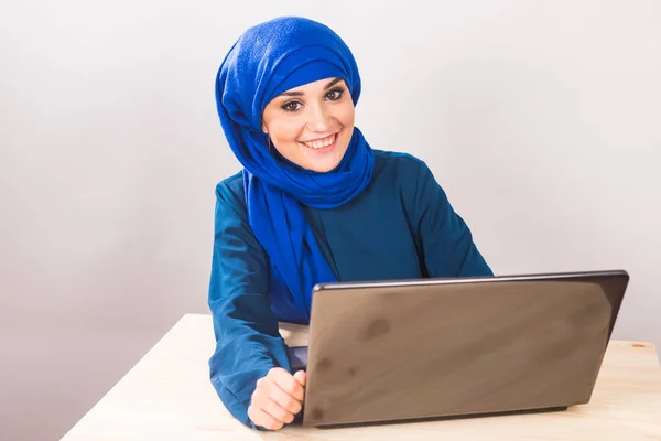 Asiatische Muslimin arbeitet mit Computer. — Stockfoto