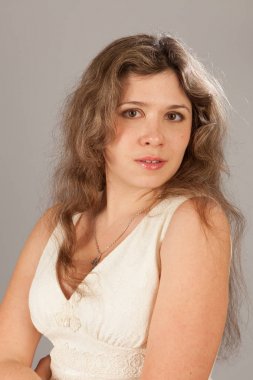 moda fotoğraf ile kıvırcık saçlı beyaz giyen genç bir kadının elbise