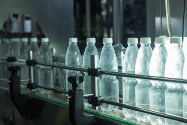 Fabrika - satır işleme ve saf kaynak suyu küçük şişeleri şişeleme şişeleme su su