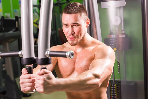 Fitness - silný svalnatý muž dělá vzpírání v tělocvičně — Stock fotografie