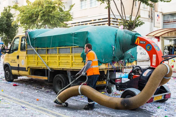 Limassol, Chipre. - 26 febrero 2017 - Barredora de la calle de la máquina de limpieza de la calle después de una fiesta de carnaval — Foto de Stock