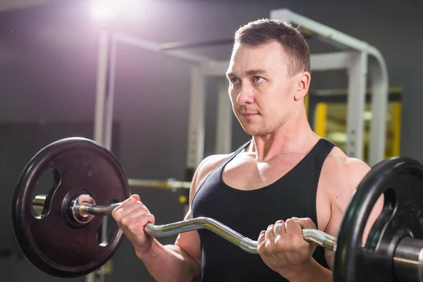 Junger schöner Mann trainiert im Fitnessstudio — Stockfoto