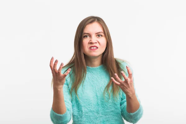 Retrato de jovem mulher zangada no fundo branco — Fotografia de Stock