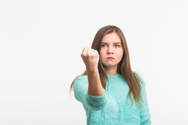 Mujer agresiva enojada con expresión feroz sobre fondo blanco — Foto de Stock