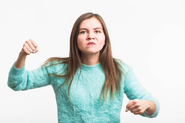 Mujer agresiva enojada con expresión feroz sobre fondo blanco — Foto de Stock