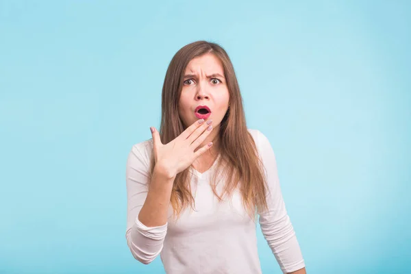 Mujer asustada preocupada — Foto de Stock