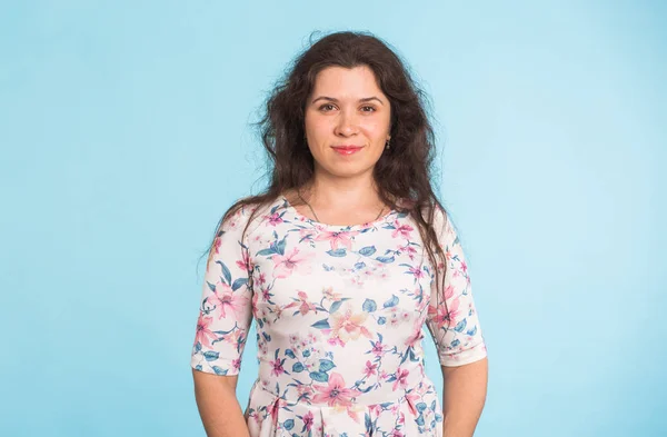 Jeune femme aux cheveux bouclés portant une robe blanche — Photo