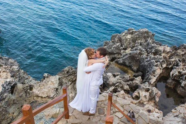 Pareja feliz boda en la playa del mar —  Fotos de Stock
