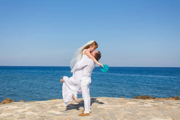 Noiva e noivo junto ao mar no dia do casamento — Fotografia de Stock