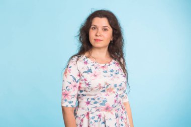 Kıvırcık saçlı beyaz elbise giyen genç kadın