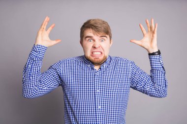 Öfke ve hayal kırıklığı ile Öfkeli öfkeli adam