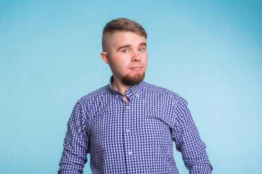 Mavi arka plan karşı yakışıklı bir genç adam portresi