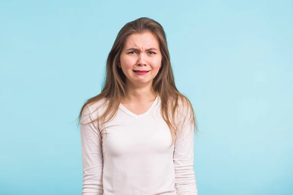 Una mujer hermosa y triste llorando — Foto de Stock