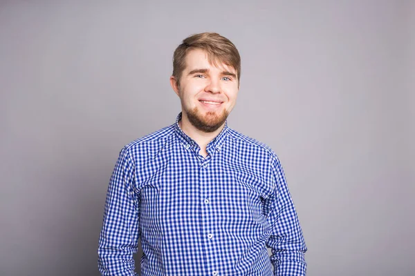 Portret van een knappe jongeman tegen blauwe achtergrond — Stockfoto