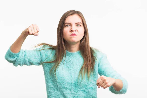 Furieux jeune femme brune montre poing. La fille est très en colère et prête à utiliser ses poings. Émotions agressives négatives sur son visage . — Photo