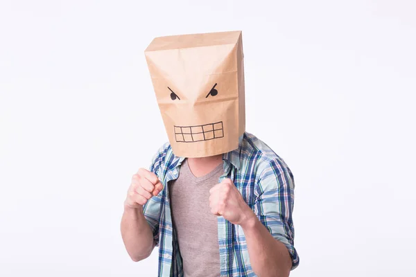 Depressiver, wütender Mann mit Bild emotionalen Gesichts auf Box über Kopf — Stockfoto