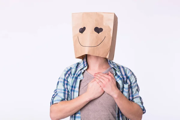 Liebe, Emotion und Beziehungskonzept - Mann mit Pappschachtel auf dem Kopf und verliebtem Gesicht. — Stockfoto