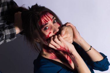 Karanlık bir yerde korkmuş bir kadına saldıran bir adamla cinsel taciz..